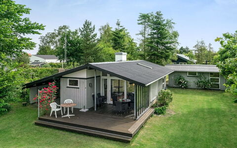 Juditha - 400M from the Sea: Bleu, Arbuste, Chalet, Couverture De Sol, Jardin, Biens, Ombre, Aménagement Paysager, Ferme, Eco Hôtel