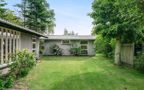 Juditha - 400M from the Sea: Bleu, Arbuste, Chalet, Couverture De Sol, Jardin, Biens, Ombre, Aménagement Paysager, Ferme, Eco Hôtel