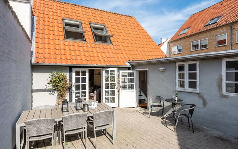 Zezilie - 500M from the Sea: Zone Résidentielle, Toit, Banlieue, Allée, Biens, Cheminée