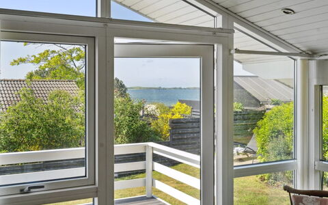 Wrange - 150M from the Sea: Toit, Maison, Lot Terre, Domicile, Chalet, Biens, Batiments Jardin, Ombre, Cabane En Rondins, Aménagement Paysager
