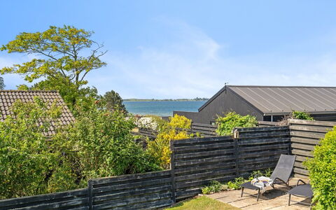 Wrange - 150M from the Sea: Toit, Maison, Lot Terre, Domicile, Chalet, Biens, Batiments Jardin, Ombre, Cabane En Rondins, Aménagement Paysager