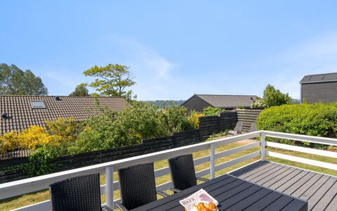 Wrange - 150M from the Sea: Toit, Maison, Lot Terre, Domicile, Chalet, Biens, Batiments Jardin, Ombre, Cabane En Rondins, Aménagement Paysager