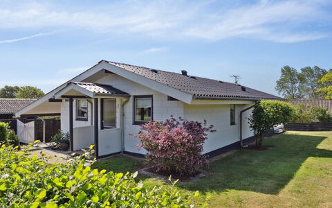 Wrange - 150M from the Sea: Toit, Maison, Lot Terre, Domicile, Chalet, Biens, Batiments Jardin, Ombre, Cabane En Rondins, Aménagement Paysager