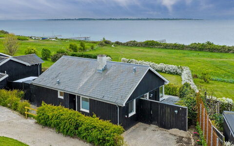 Annalia - 50M from the Sea: Bois, Jardin, Arrière-Cour, Lot Terre, Domicile, Toit, Ombre, Plate-Forme, Dur, Cour