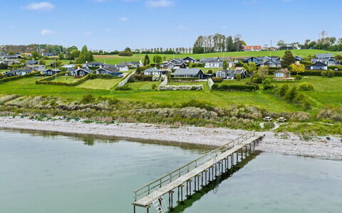 Annalia - 50M from the Sea: Bois, Jardin, Arrière-Cour, Lot Terre, Domicile, Toit, Ombre, Plate-Forme, Dur, Cour