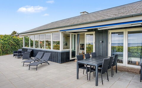 Annalia - 50M from the Sea: Bois, Jardin, Arrière-Cour, Lot Terre, Domicile, Toit, Ombre, Plate-Forme, Dur, Cour