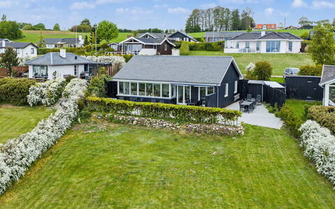 Annalia - 50M from the Sea: Bois, Jardin, Arrière-Cour, Lot Terre, Domicile, Toit, Ombre, Plate-Forme, Dur, Cour