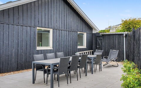 Annalia - 50M from the Sea: Bois, Jardin, Arrière-Cour, Lot Terre, Domicile, Toit, Ombre, Plate-Forme, Dur, Cour