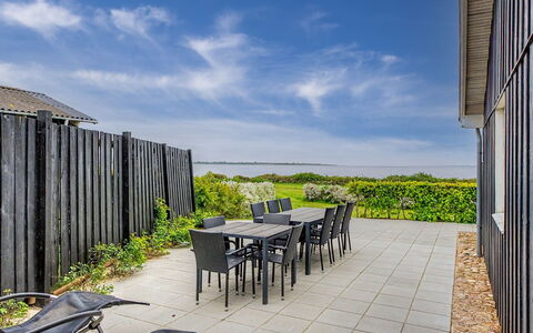 Annalia - 50M from the Sea: Bois, Jardin, Arrière-Cour, Lot Terre, Domicile, Toit, Ombre, Plate-Forme, Dur, Cour