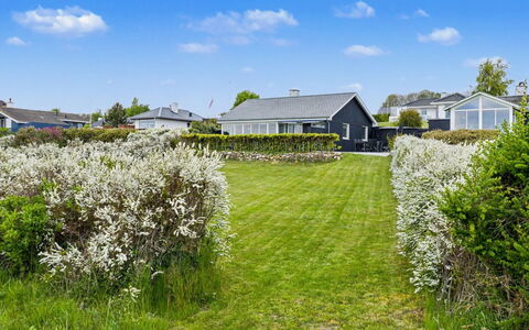 Annalia - 50M from the Sea: Bois, Jardin, Arrière-Cour, Lot Terre, Domicile, Toit, Ombre, Plate-Forme, Dur, Cour
