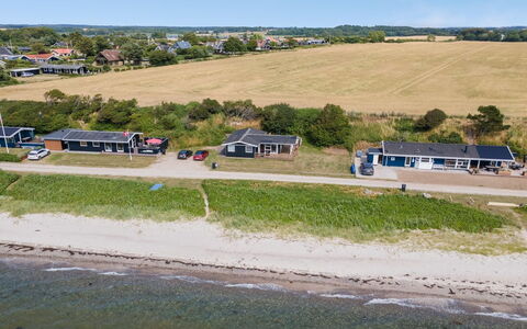 Bertold - 20M from the Sea: Bleu, Arbuste, Chalet, Couverture De Sol, Jardin, Biens, Ombre, Aménagement Paysager, Ferme, Eco Hôtel