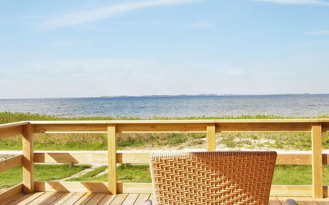 Bertold - 20M from the Sea: Bleu, Arbuste, Chalet, Couverture De Sol, Jardin, Biens, Ombre, Aménagement Paysager, Ferme, Eco Hôtel