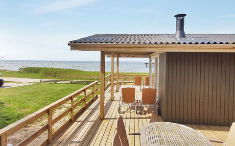 Bertold - 20M from the Sea: Bleu, Arbuste, Chalet, Couverture De Sol, Jardin, Biens, Ombre, Aménagement Paysager, Ferme, Eco Hôtel