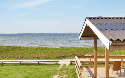 Bertold - 20M from the Sea: Bleu, Arbuste, Chalet, Couverture De Sol, Jardin, Biens, Ombre, Aménagement Paysager, Ferme, Eco Hôtel