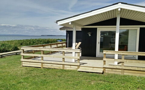 Bertold - 20M from the Sea: Bleu, Arbuste, Chalet, Couverture De Sol, Jardin, Biens, Ombre, Aménagement Paysager, Ferme, Eco Hôtel