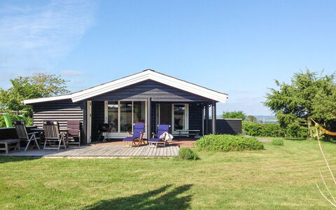 Bibi - 200M from the Sea: Bleu, Arbuste, Chalet, Couverture De Sol, Jardin, Biens, Ombre, Aménagement Paysager, Ferme, Eco Hôtel