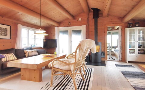 Bibi - 200M from the Sea: Bleu, Arbuste, Chalet, Couverture De Sol, Jardin, Biens, Ombre, Aménagement Paysager, Ferme, Eco Hôtel