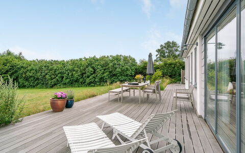 Sissela - 5M from the Sea: Lot Terre, Domicile, Jardin, Couverture De Sol, Aménagement Paysager, Plate-Forme, Ombre, Biens, Pelouse, Cour