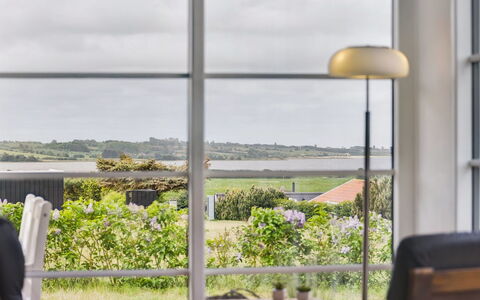 Ginnie - 300M from the Sea: Bleu, Arbuste, Chalet, Couverture De Sol, Jardin, Biens, Ombre, Aménagement Paysager, Ferme, Eco Hôtel