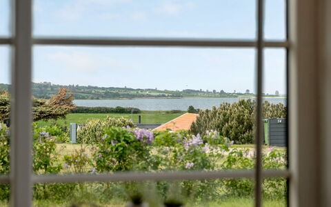 Ginnie - 300M from the Sea: Bleu, Arbuste, Chalet, Couverture De Sol, Jardin, Biens, Ombre, Aménagement Paysager, Ferme, Eco Hôtel