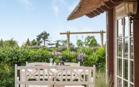 Ginnie - 300M from the Sea: Bleu, Arbuste, Chalet, Couverture De Sol, Jardin, Biens, Ombre, Aménagement Paysager, Ferme, Eco Hôtel