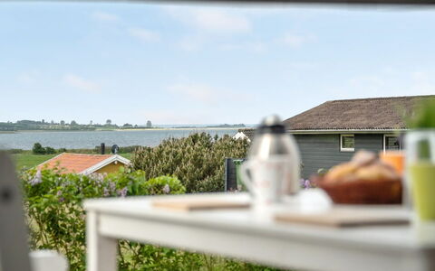Ginnie - 300M from the Sea: Bleu, Arbuste, Chalet, Couverture De Sol, Jardin, Biens, Ombre, Aménagement Paysager, Ferme, Eco Hôtel