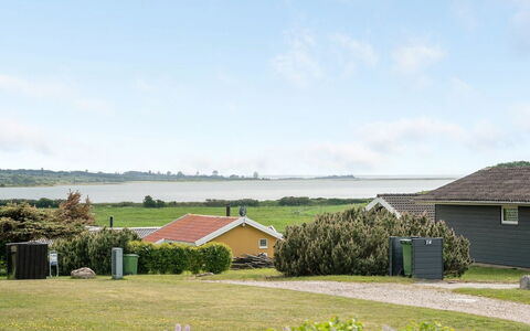Ginnie - 300M from the Sea: Domicile, Toit, Maison, Chalet, Biens, Porte, Porche, Siding, Ferme, Ombre