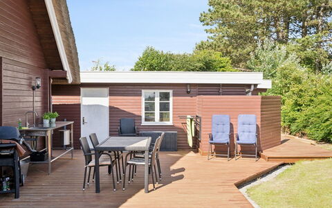 Ginnie - 300M from the Sea: Domicile, Toit, Maison, Chalet, Biens, Porte, Porche, Siding, Ferme, Ombre
