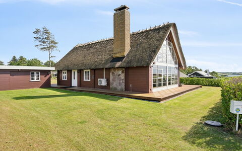 Ginnie - 300M from the Sea: Domicile, Toit, Maison, Chalet, Biens, Porte, Porche, Siding, Ferme, Ombre