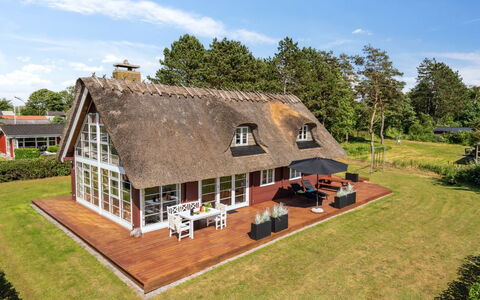 Ginnie - 300M from the Sea: Bleu, Arbuste, Chalet, Couverture De Sol, Jardin, Biens, Ombre, Aménagement Paysager, Ferme, Eco Hôtel