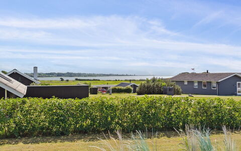 Ginnie - 300M from the Sea: Bleu, Arbuste, Chalet, Couverture De Sol, Jardin, Biens, Ombre, Aménagement Paysager, Ferme, Eco Hôtel