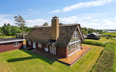 Ginnie - 300M from the Sea: Bleu, Arbuste, Chalet, Couverture De Sol, Jardin, Biens, Ombre, Aménagement Paysager, Ferme, Eco Hôtel