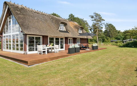 Ginnie - 300M from the Sea: Bleu, Arbuste, Chalet, Couverture De Sol, Jardin, Biens, Ombre, Aménagement Paysager, Ferme, Eco Hôtel