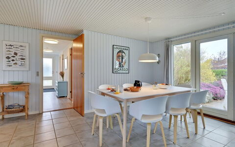 Alrich - 500M from the Sea: Meubles, Design Intérieur, Sol, Bois, Plafond, Sol, Chaise, Table, Table Cuisine Et Salle A Manger, Salle À Manger