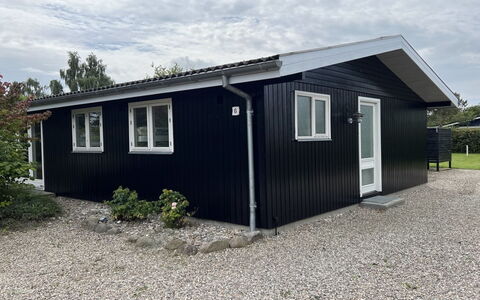 Alrich - 500M from the Sea: Chalet, Domicile, Maison, Toit, Porche, Biens, Siding, Batiments Jardin, Ferme, Cour