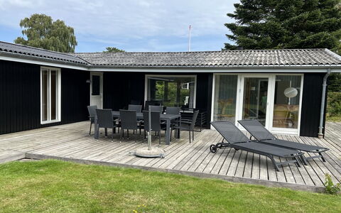 Alrich - 500M from the Sea: Chalet, Domicile, Maison, Toit, Porche, Biens, Siding, Batiments Jardin, Ferme, Cour