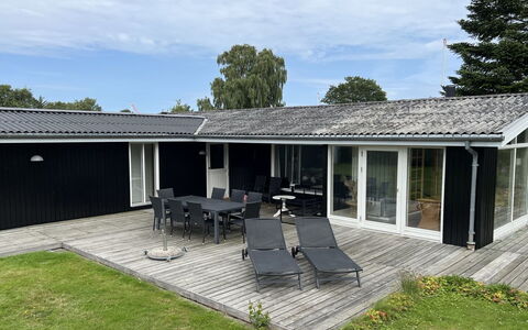 Alrich - 500M from the Sea: Chalet, Domicile, Maison, Toit, Porche, Biens, Siding, Batiments Jardin, Ferme, Cour