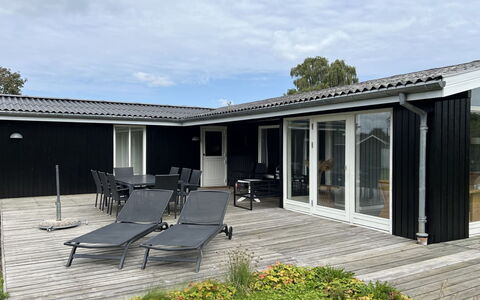 Alrich - 500M from the Sea: Chalet, Domicile, Maison, Toit, Porche, Biens, Siding, Batiments Jardin, Ferme, Cour