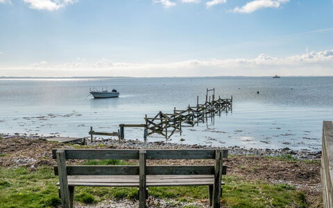 Loella - 35M from the Sea: Toit, Maison, Domicile, Chalet, Porte, Siding, Plate-Forme, Porche, Planche, Dur