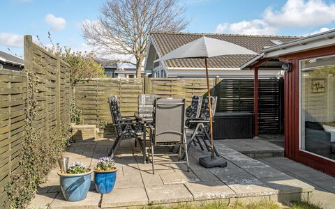 Loella - 35M from the Sea: Toit, Maison, Domicile, Chalet, Porte, Siding, Plate-Forme, Porche, Planche, Dur