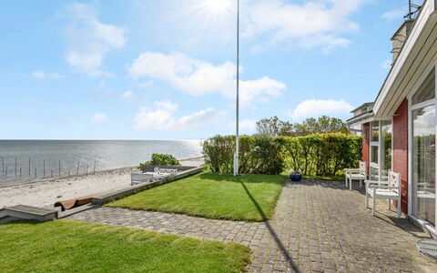 Keti - 5M from the Sea: Bleu, Arbuste, Chalet, Couverture De Sol, Jardin, Biens, Ombre, Aménagement Paysager, Ferme, Eco Hôtel
