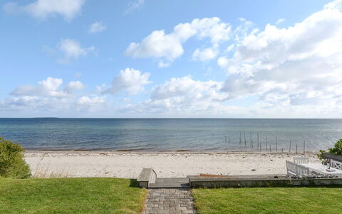 Keti - 5M from the Sea: Bleu, Arbuste, Chalet, Couverture De Sol, Jardin, Biens, Ombre, Aménagement Paysager, Ferme, Eco Hôtel