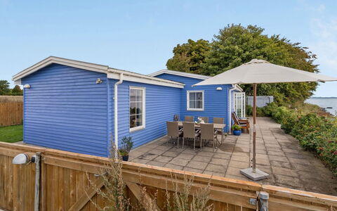 Tana - 5M from the Sea: Bleu, Arbuste, Chalet, Couverture De Sol, Jardin, Biens, Ombre, Aménagement Paysager, Ferme, Eco Hôtel