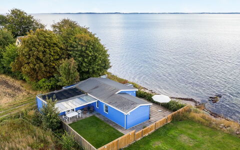 Tana - 5M from the Sea: Bleu, Arbuste, Chalet, Couverture De Sol, Jardin, Biens, Ombre, Aménagement Paysager, Ferme, Eco Hôtel