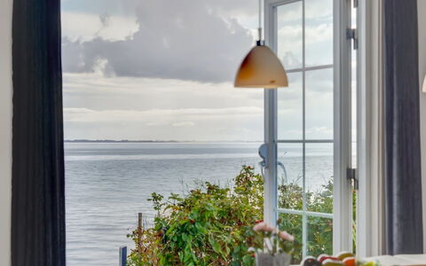 Tana - 5M from the Sea: Bleu, Arbuste, Chalet, Couverture De Sol, Jardin, Biens, Ombre, Aménagement Paysager, Ferme, Eco Hôtel