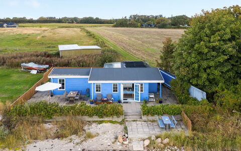 Tana - 5M from the Sea: Bleu, Arbuste, Chalet, Couverture De Sol, Jardin, Biens, Ombre, Aménagement Paysager, Ferme, Eco Hôtel