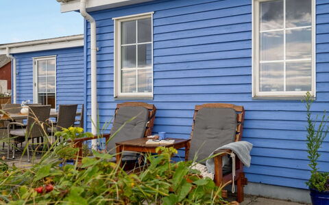 Tana - 5M from the Sea: Bleu, Arbuste, Chalet, Couverture De Sol, Jardin, Biens, Ombre, Aménagement Paysager, Ferme, Eco Hôtel