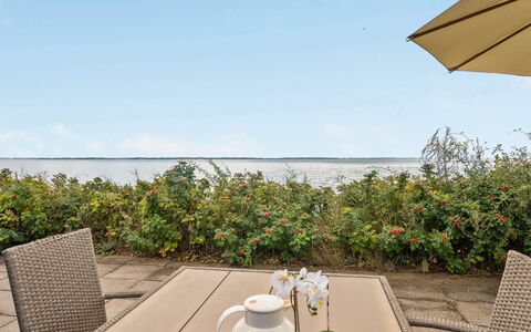 Tana - 5M from the Sea: Bleu, Arbuste, Chalet, Couverture De Sol, Jardin, Biens, Ombre, Aménagement Paysager, Ferme, Eco Hôtel