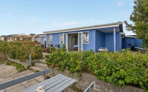 Tana - 5M from the Sea: Bleu, Arbuste, Chalet, Couverture De Sol, Jardin, Biens, Ombre, Aménagement Paysager, Ferme, Eco Hôtel