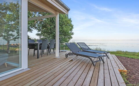 Sasser - 10M from the Sea: Bleu, Arbuste, Chalet, Couverture De Sol, Jardin, Biens, Ombre, Aménagement Paysager, Ferme, Eco Hôtel